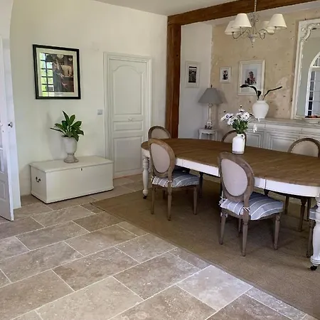 La Maison Du Pont Bed & Breakfast 3*