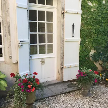 La Maison Du Pont Bed & Breakfast 3*