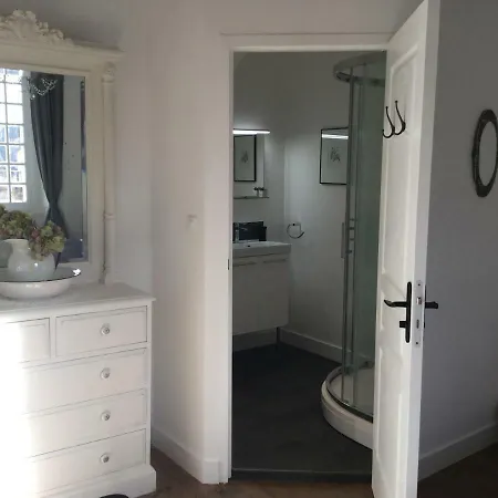 La Maison Du Pont Bed & Breakfast 3*